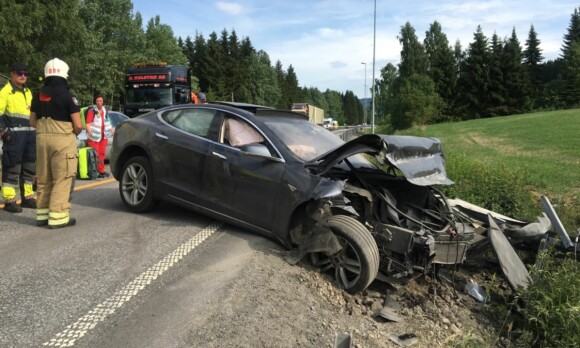 Tesla i grøfta på E6: - Kom fortumlet ut med Birken-startnummer på seg